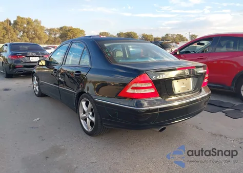 2004 Mercedes-Benz C 230 Kompressor Sport/Sport z USA, uszkodzony, nr VIN WDBRF40J34F552972